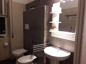 Dusche, kostenlose Toilettenartikel, Haartrockner, Bidet