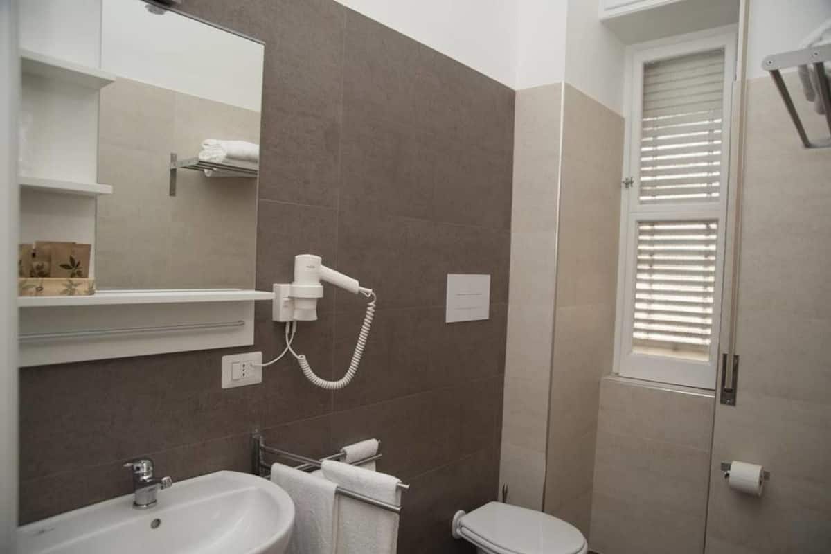 Hochwertige Bettwaren, Zimmersafe, Schreibtisch, Bügeleisen/Bügelbrett