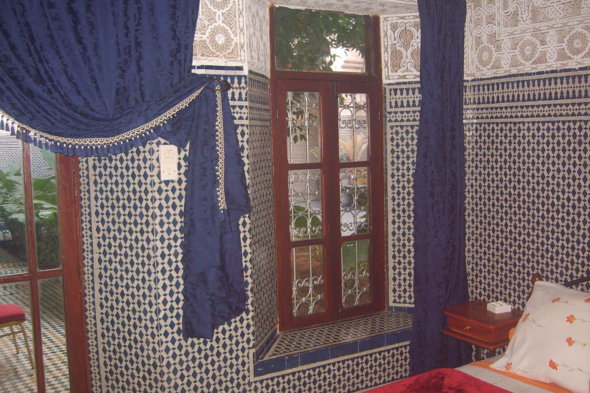 Con stile personalizzato, con arredamento individuale, tende oscuranti