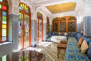 Coin salon dans le hall