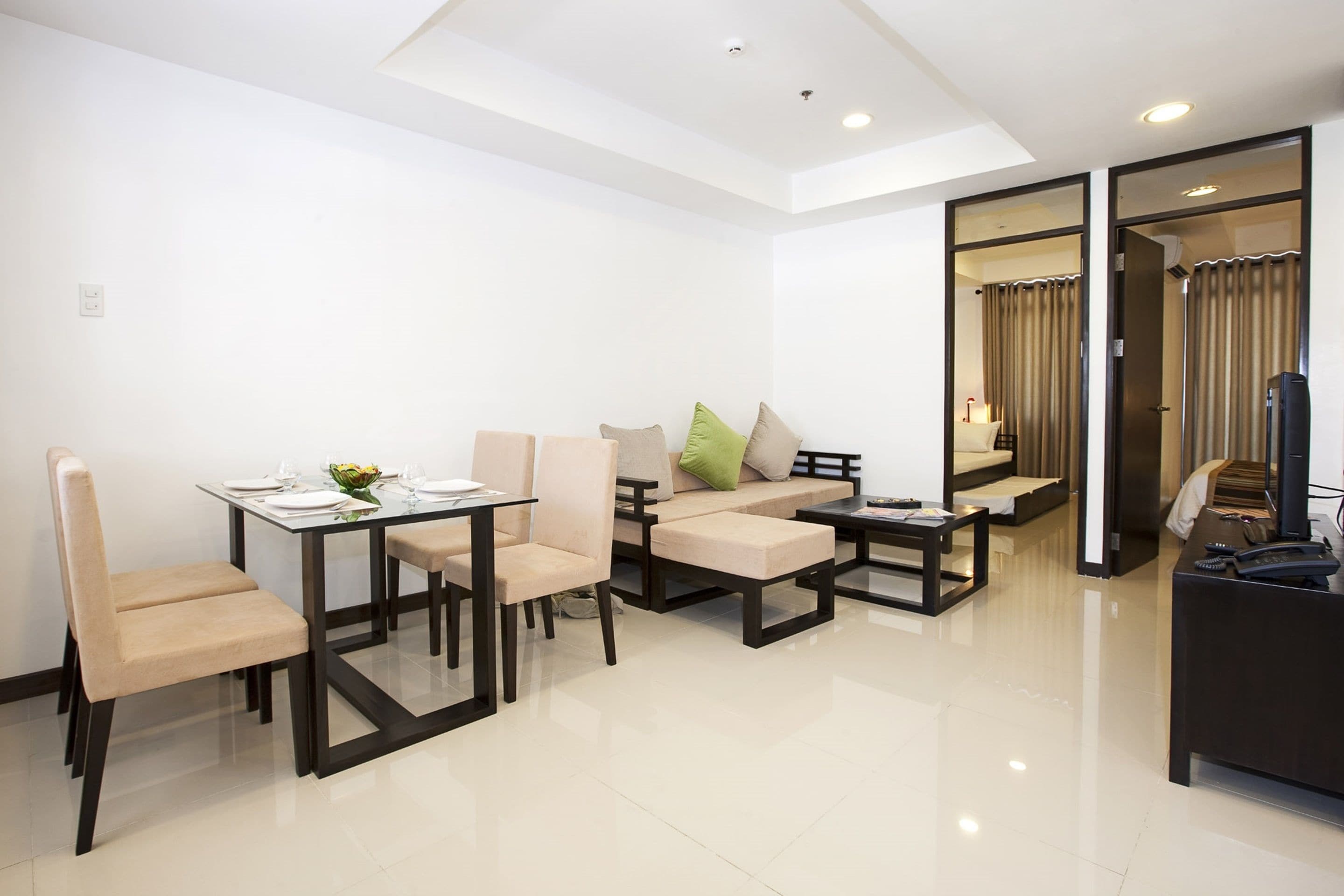 apartment, 2 bedrooms (1 queen bed and 1 single bed) | desk, rollaway beds, bed sheets