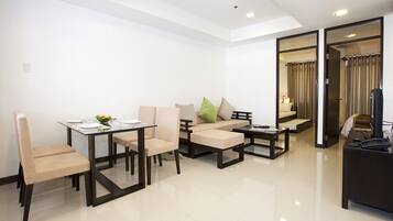 Apartment, 2 Schlafzimmer (1 Queen Bed and 1 Single Bed) | Schreibtisch, Bettwäsche