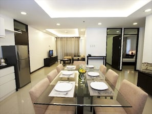Appartamento, 4 camere da letto (1 King Bed,1 Queen Bed & 3 Single Bed) | Una scrivania, lenzuola