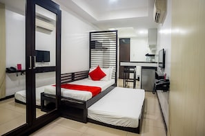 Monolocale Superior (1 single bed with 1 pull out) | Una scrivania, lenzuola