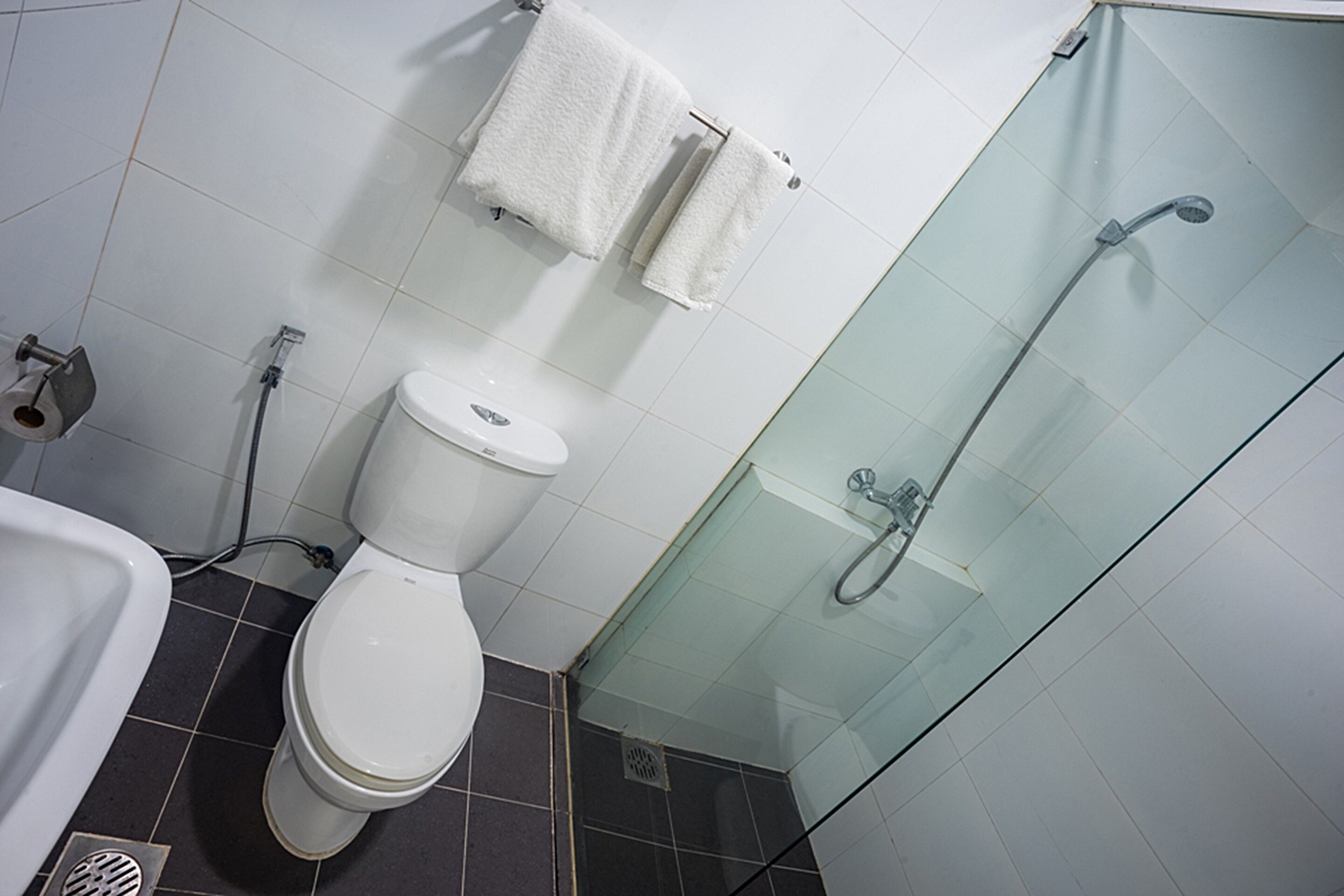 superior studio (1 single bed with 1 pull out) | bathroom | shower, free toiletries, towels