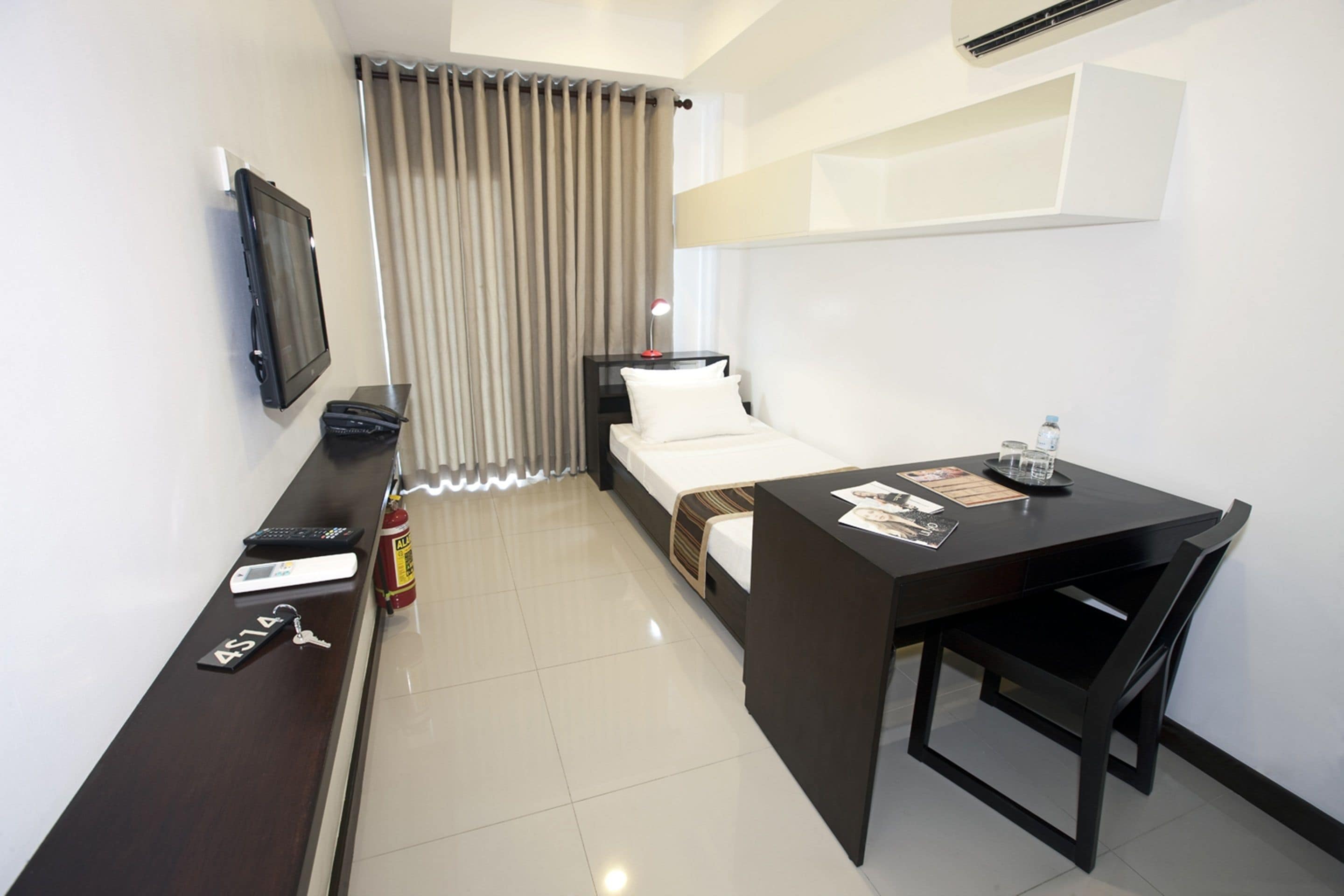 standard studio (1 single bed) | desk, rollaway beds, bed sheets