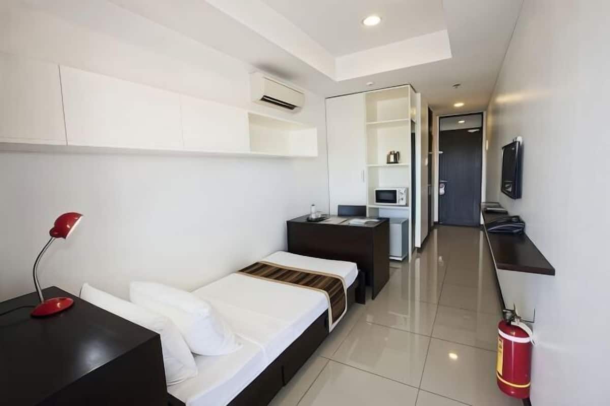 Desk, rollaway beds, bed sheets