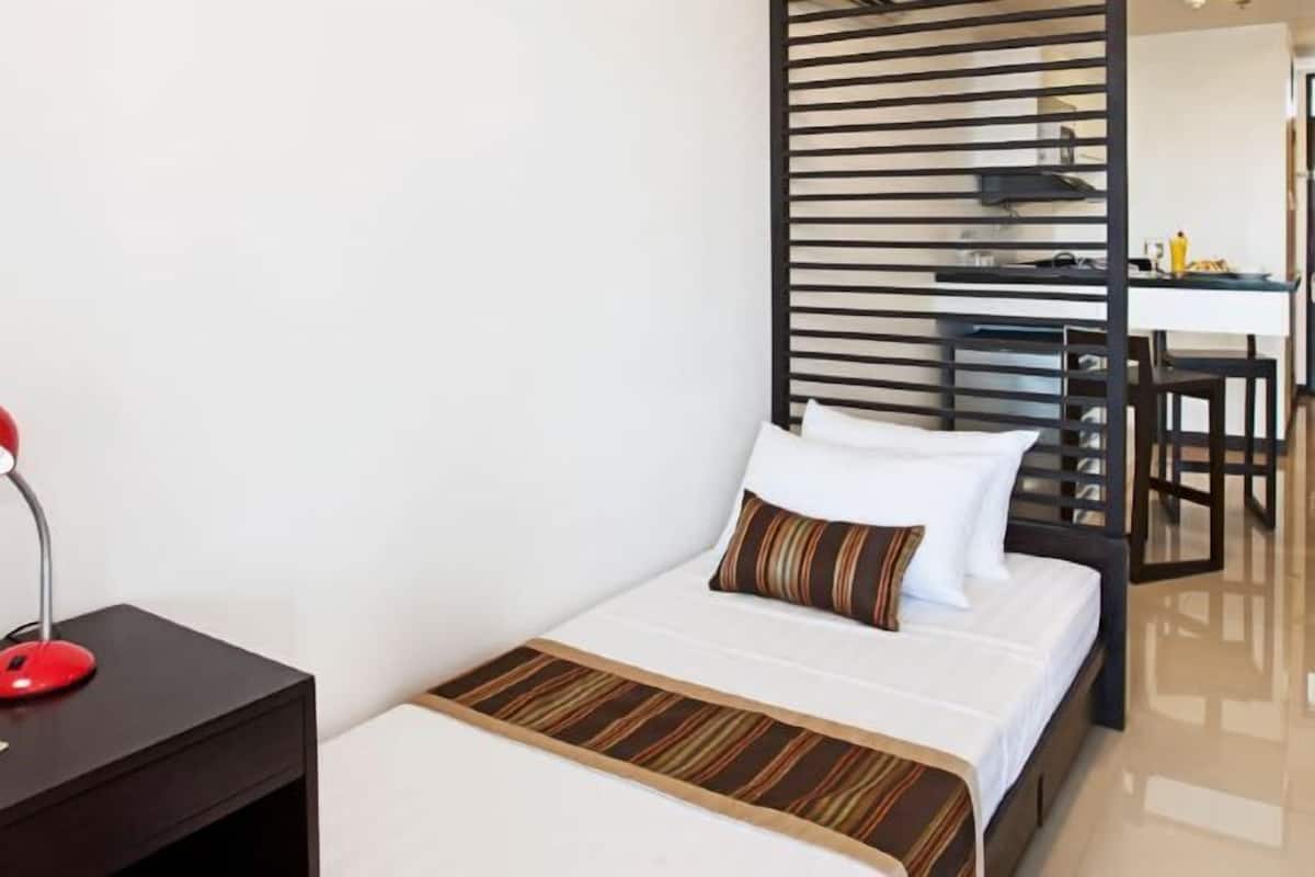 Desk, rollaway beds, bed sheets