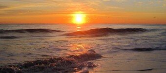 L'ÉTÉ EST LÀ! Dog Friendly North End Beach Cottage - Promenade privée à la plage!