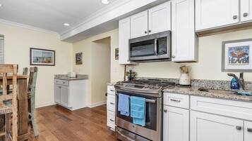 雪櫃、微波爐、焗爐、爐具