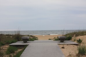 En la playa, camastros y toallas de playa 
