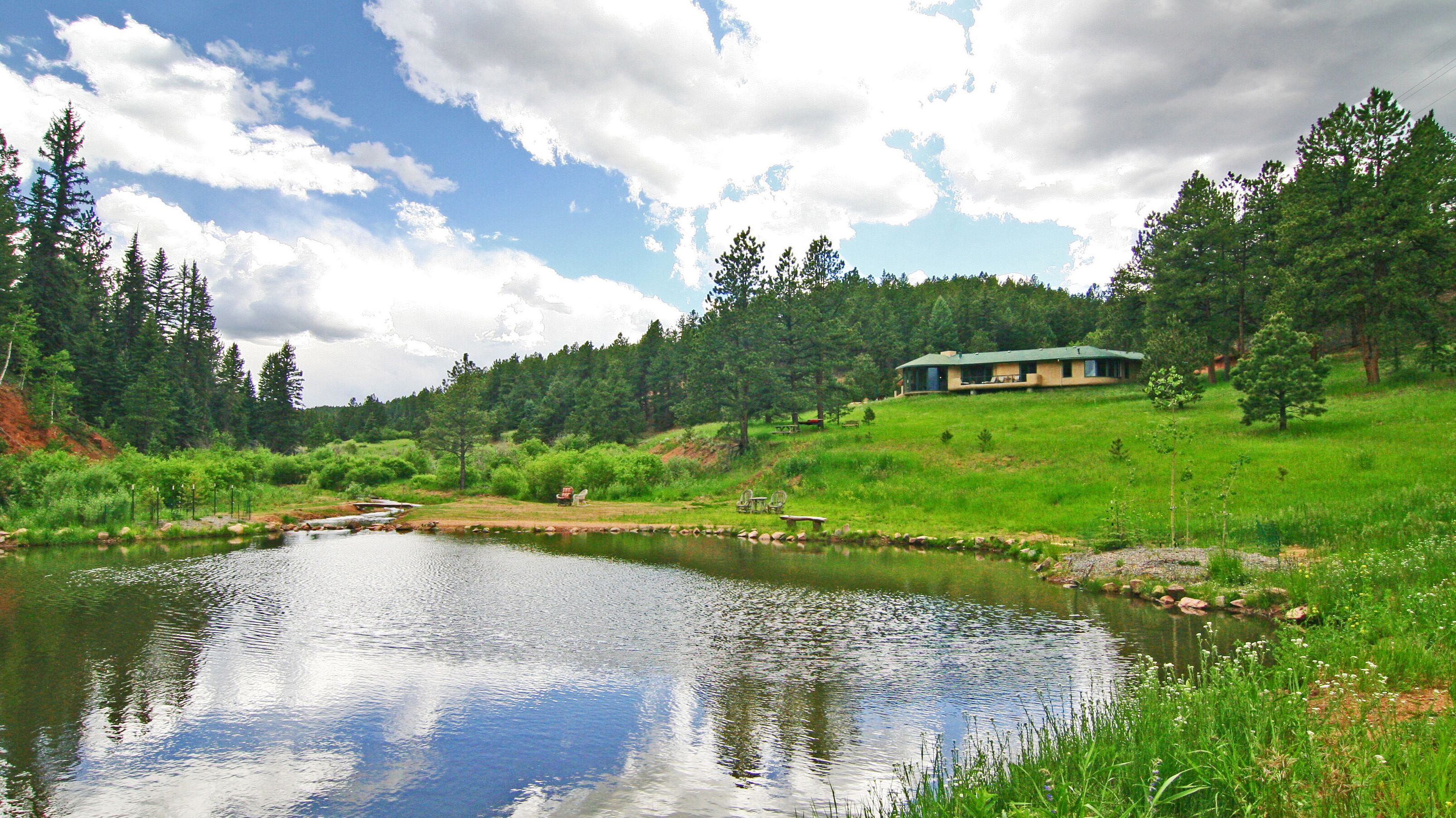 Elite mountain estate, 6 acre wildlife reserve, hike, fish, picnic, hot Tub, AC
