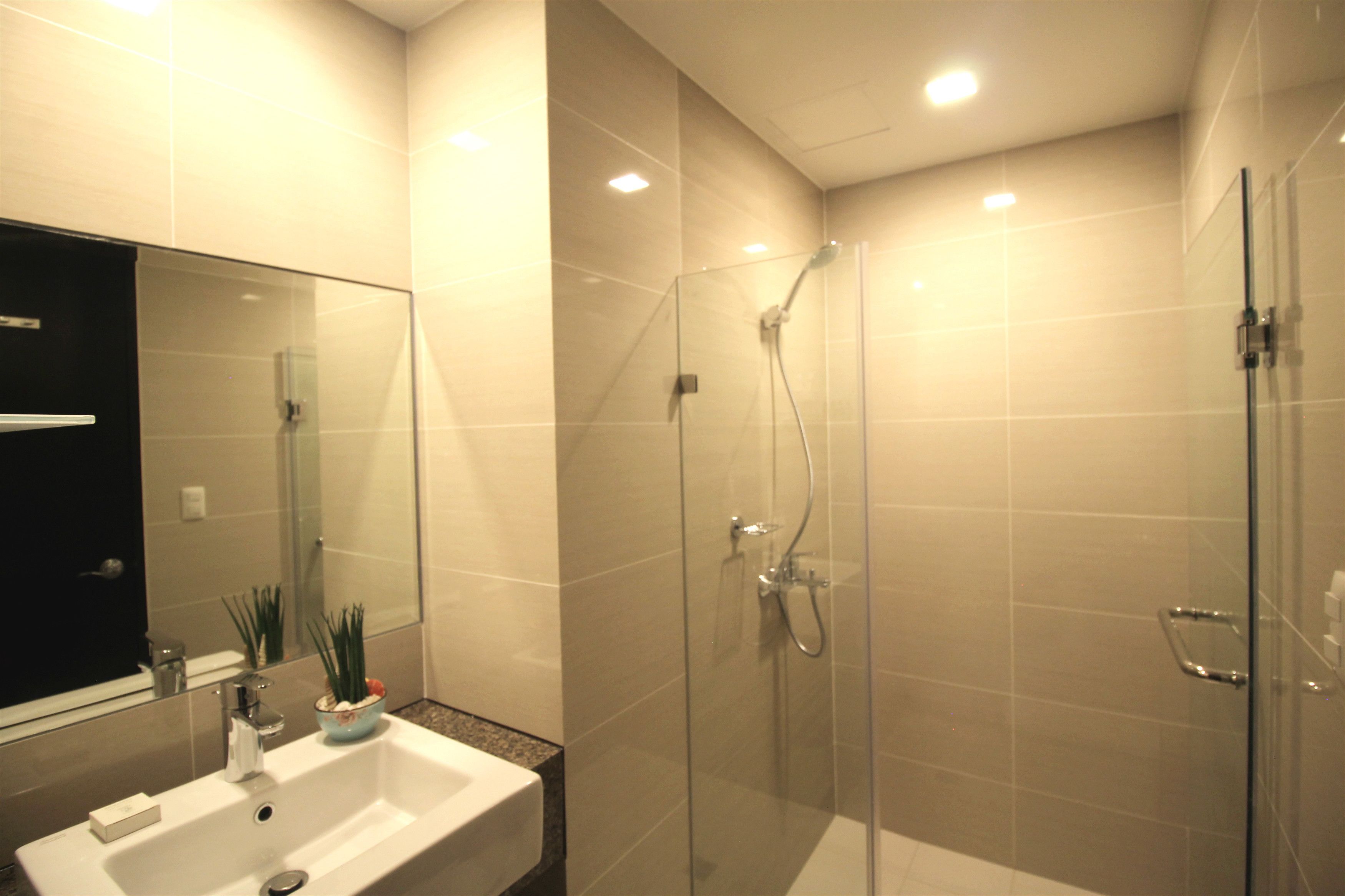 Max Executive | Bathroom | Shower, free toiletries, hair dryer, bathrobes