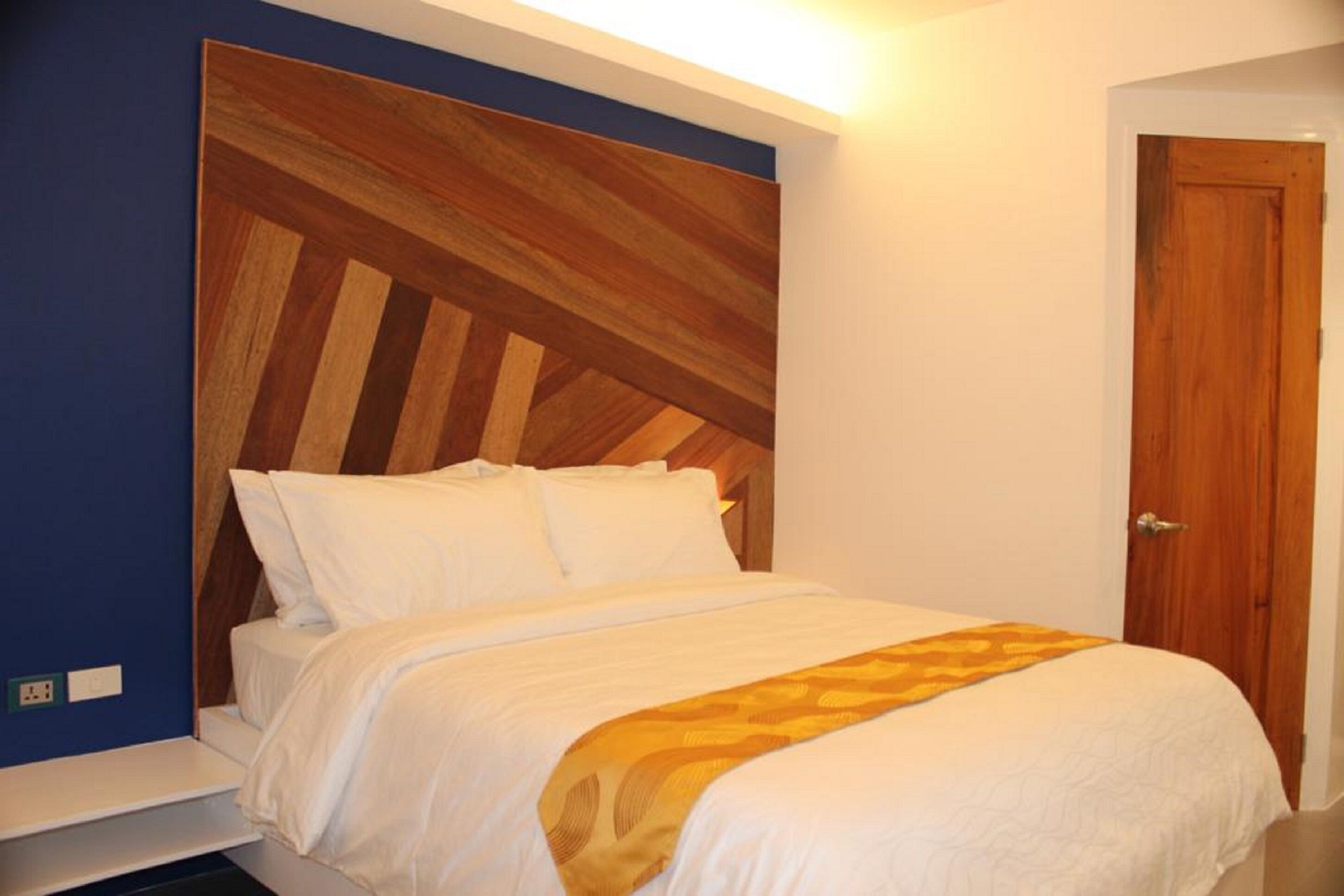 deluxe double room | free wifi, bed sheets