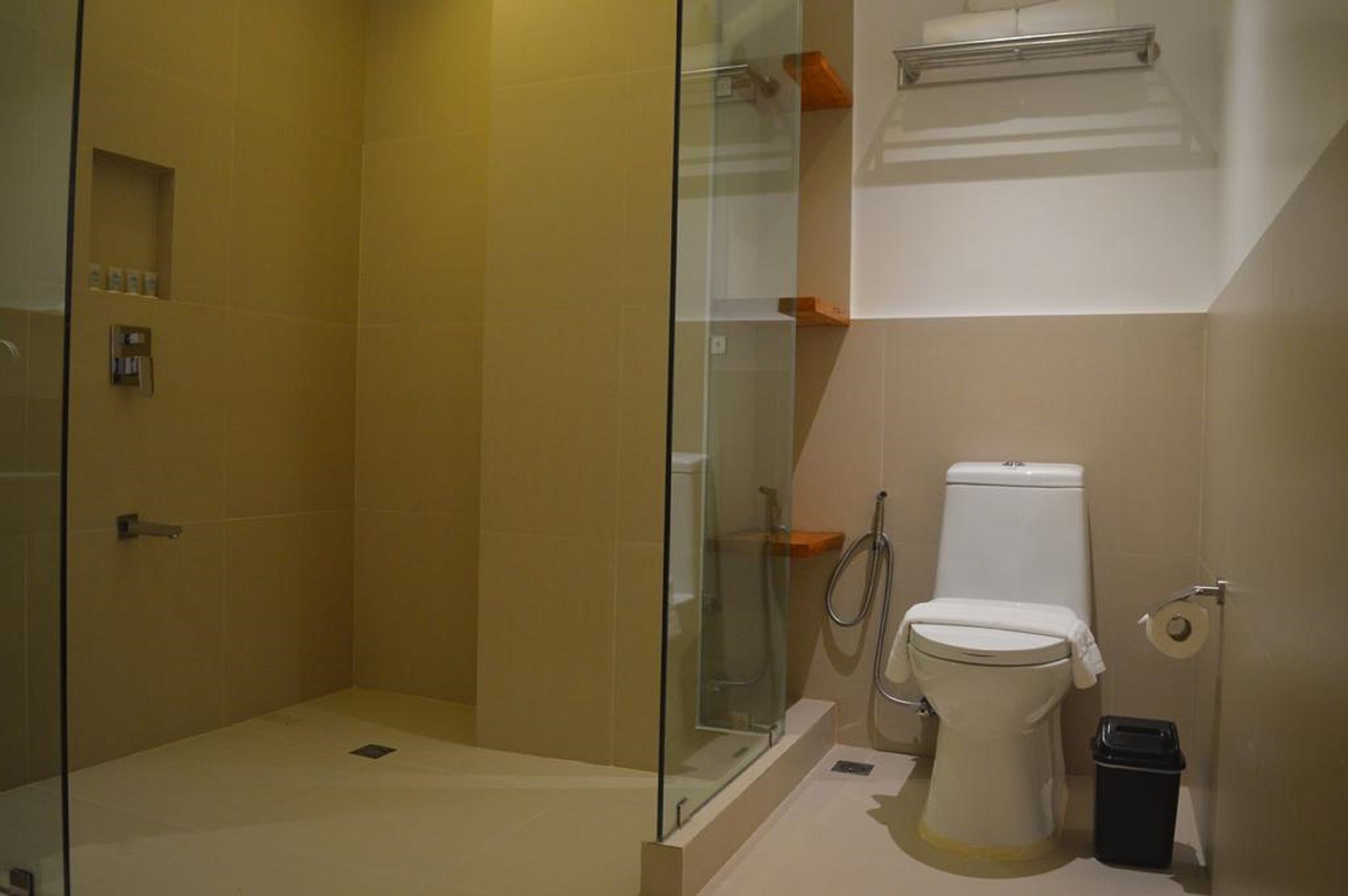 shower, rainfall showerhead, free toiletries, bidet