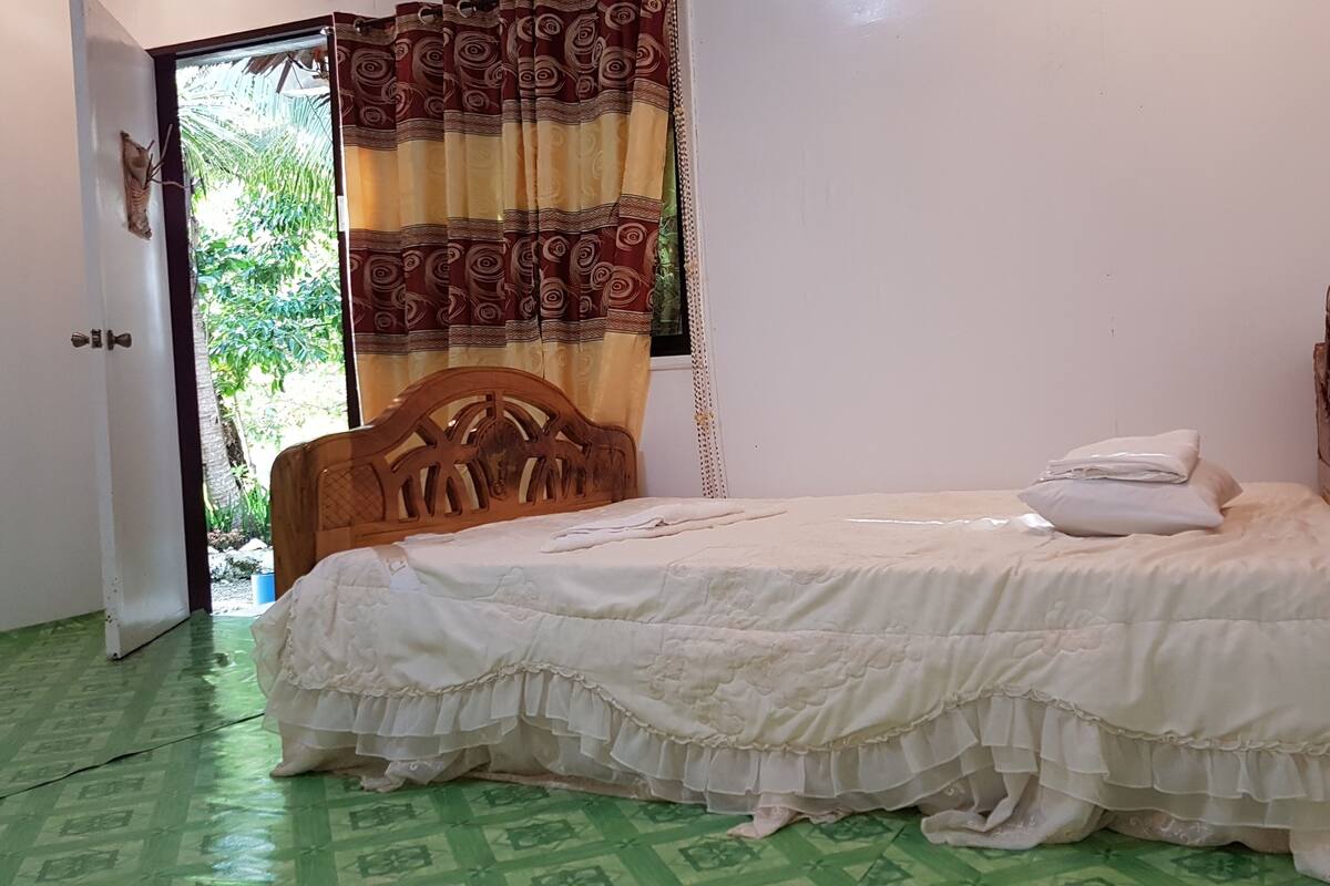 Escritorio, tabla de planchar con plancha y camas plegables/adicionales