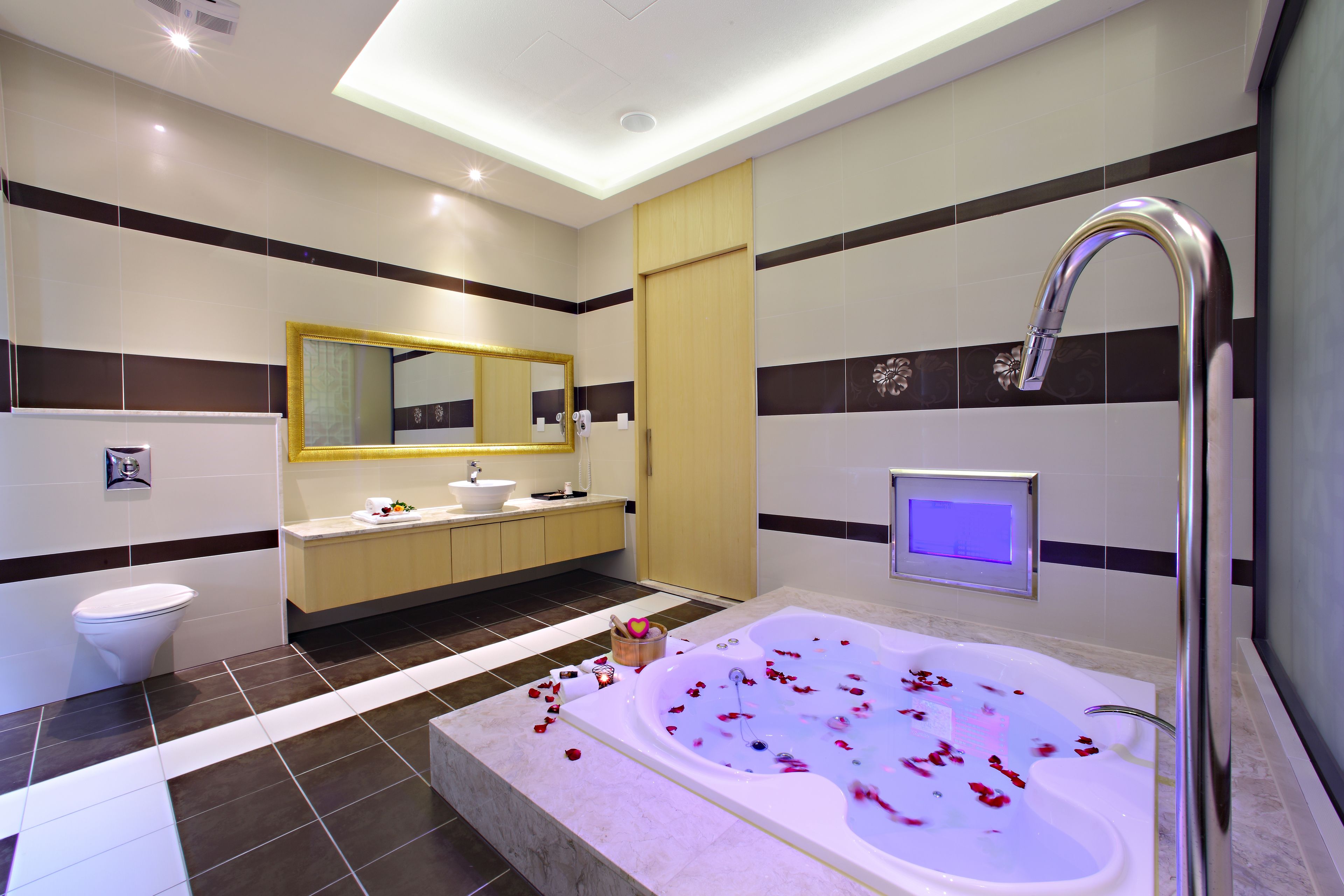 deluxe double room, 1 king bed (21:00 check in) | bathroom | separate bathtub and shower, jetted bath, free toiletries, hair dryer