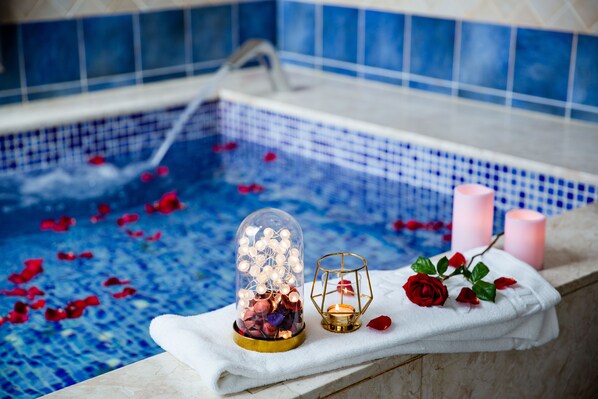 Luxury-Doppelzimmer, 1 King-Bett, Terrasse (21:00 check in) | Badezimmer | Badewanne und Dusche (separat), Whirlpool, kostenlose Toilettenartikel