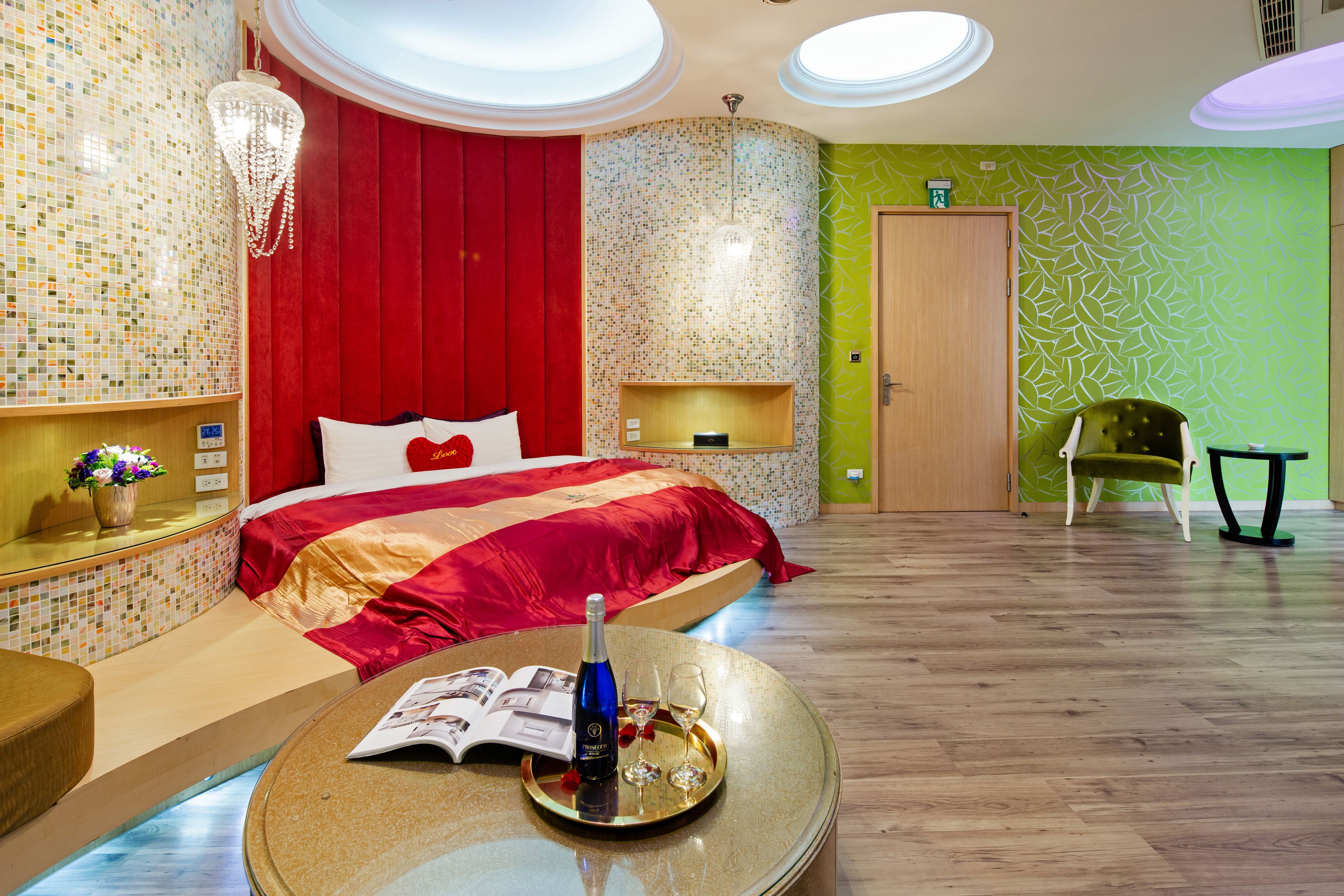 deluxe double room, 1 king bed (21:00 check in) | premium bedding, down duvets, minibar, soundproofing