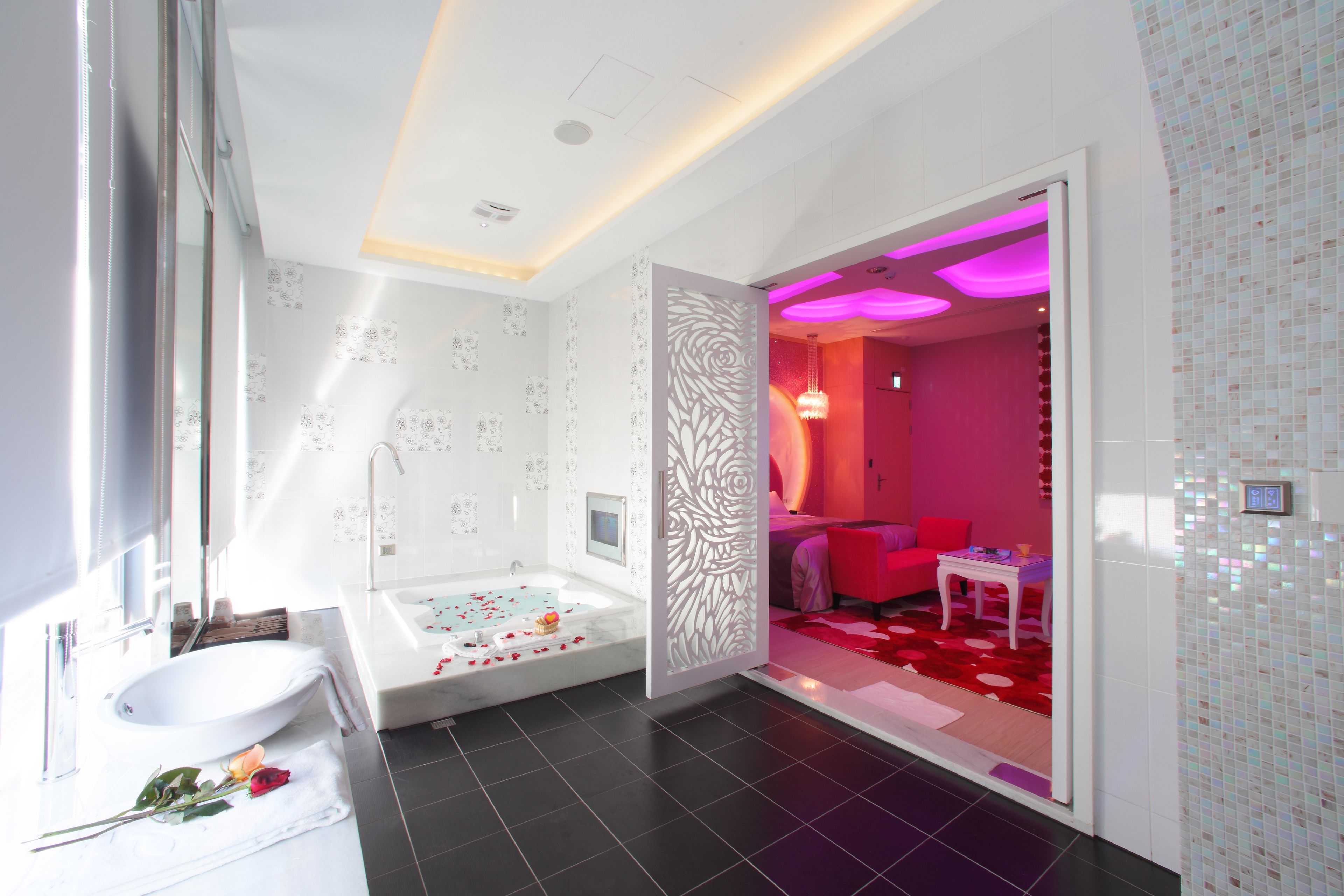 standard double room, 1 king bed (21:00 check in) | bathroom | separate bathtub and shower, jetted bath, free toiletries, hair dryer