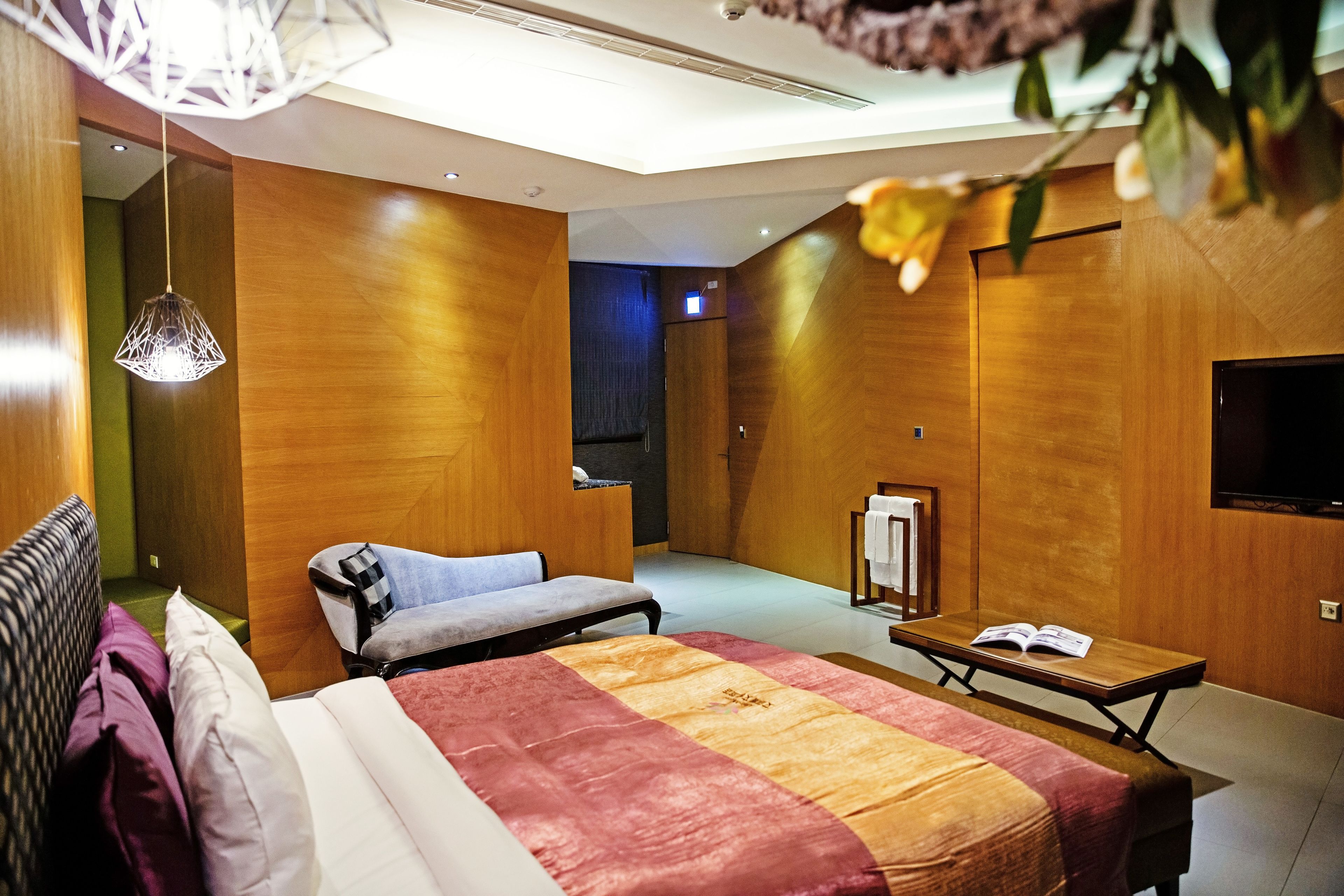 deluxe double room, 1 king bed (21:00 check in) | premium bedding, down duvets, minibar, soundproofing
