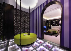 Deluxe tweepersoonskamer, 1 kingsize bed (21:00 check in) | Luxe beddengoed, donsdekens, een minibar, geluiddichte muren