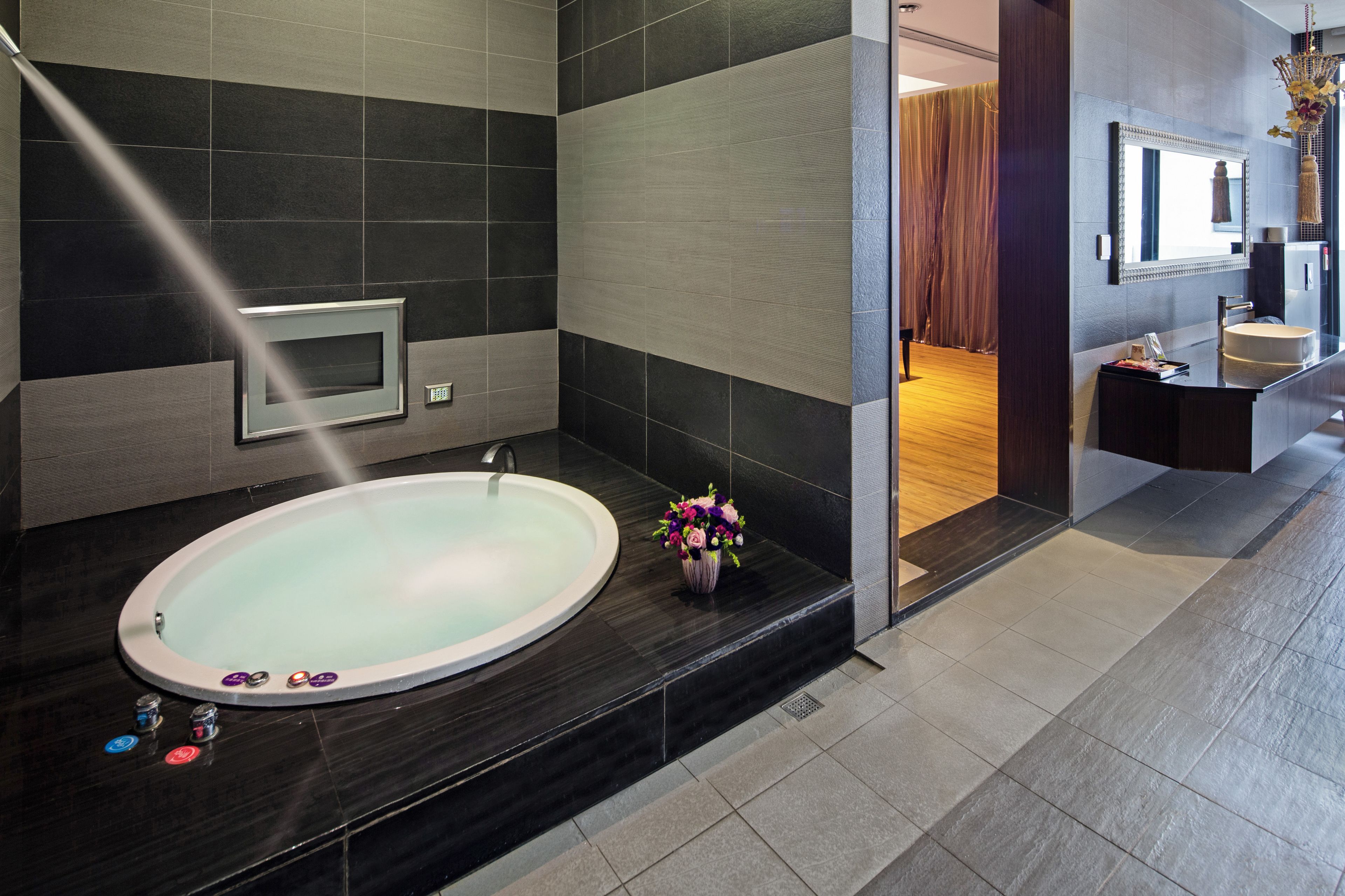 deluxe double room, 1 king bed (21:00 check in) | bathroom | separate bathtub and shower, jetted bath, free toiletries, hair dryer