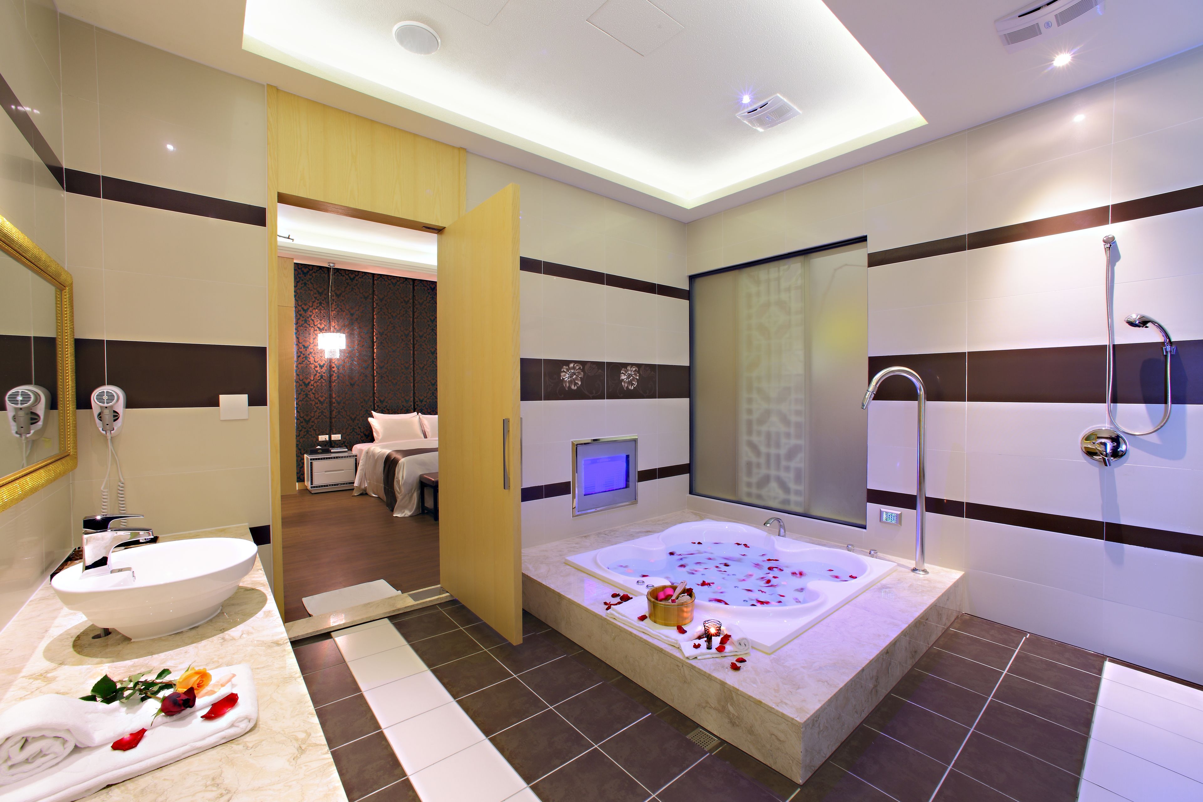 deluxe double room, 1 king bed (21:00 check in) | bathroom | separate bathtub and shower, jetted bath, free toiletries, hair dryer