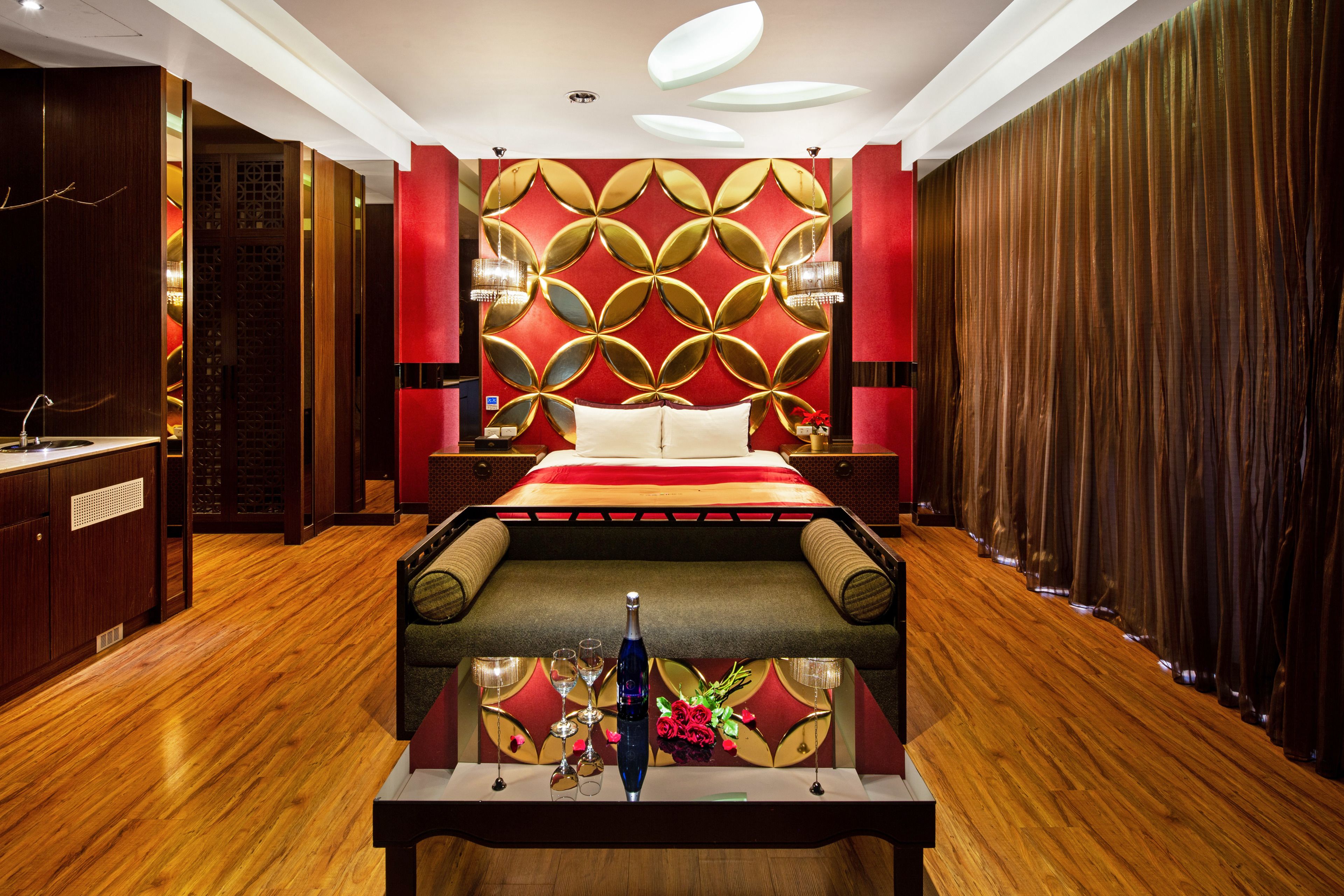 deluxe double room, 1 king bed (21:00 check in) | premium bedding, down duvets, minibar, soundproofing