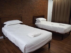 Deluxe Twin Room | 客房內保險箱、折疊床/加床、免費無線上網