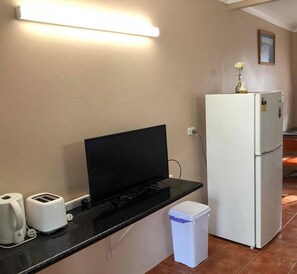 Habitación individual estándar | Escritorio, tabla de planchar con plancha, wifi gratis y ropa de cama