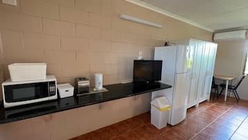 Queen Room | Desk, iron/ironing board, free WiFi, bed sheets