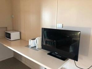 Desk, iron/ironing board, free WiFi, bed sheets - Childers Budget Accommodation (Childers)