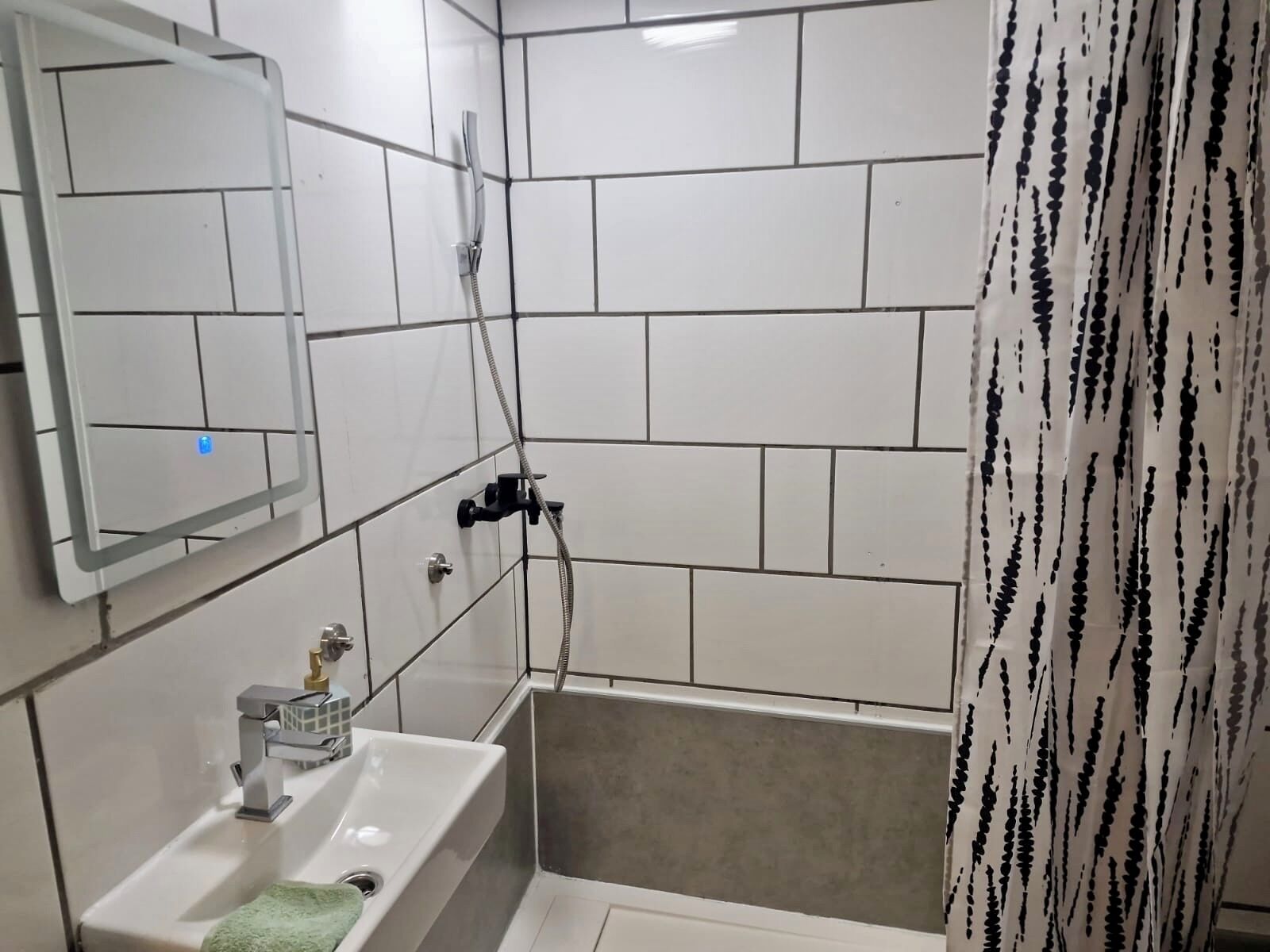 Douche, serviettes fournies, savon, papier toilette