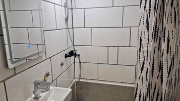 Douche, serviettes fournies, savon, papier toilette