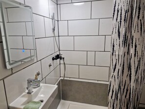 Regadera, toallas, jabón, papel de baño 