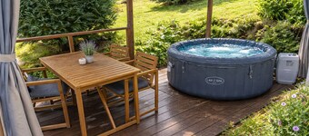 Bungalow with private whirlpool & terrace in the forest