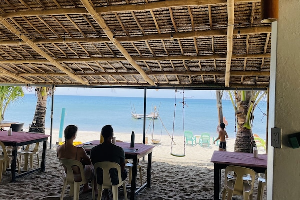 Serviço de café da manhã, local e internacional, vistas para a praia