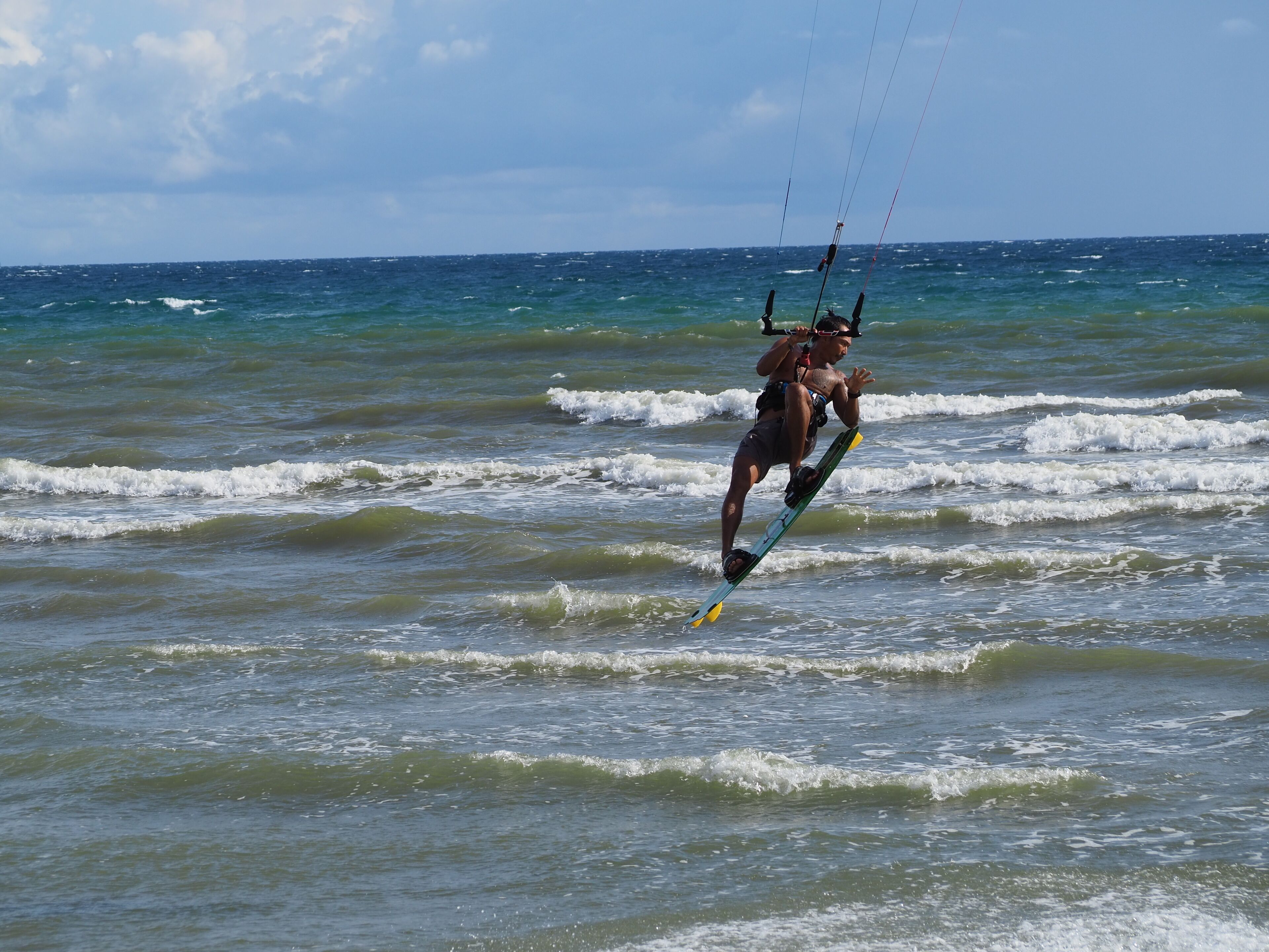 Una persona practicando kitesurf en el océano.