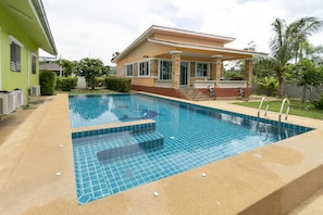 Outdoor pool - OYO 949 Sansuk Resort Paknampran (Pranburi)