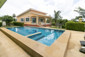Outdoor pool - OYO 949 Sansuk Resort Paknampran (Pranburi)