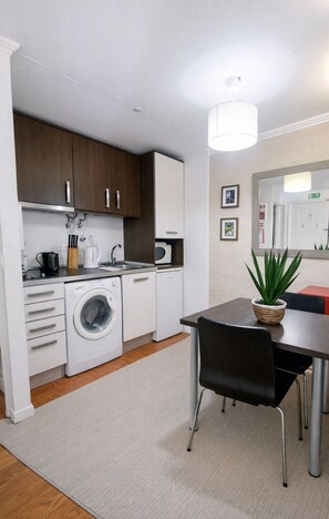 Frigorífico, microondas, horno y placa de cocina