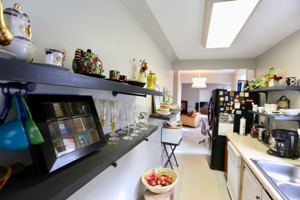 Interior - Fantastic Vibrant Art Home<br>King bed/ Wifi/ Sound system<br>Smart TV/ Bike (Richmond)