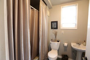 Ensemble douche/baignoire, sèche-cheveux, serviettes fournies