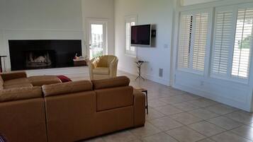 Smart TV, fireplace, books, stereo