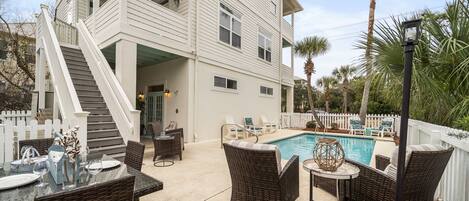 تناول الطعام بالخارج