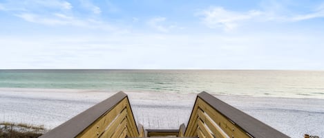 Vlak bij het strand, ligstoelen aan het strand