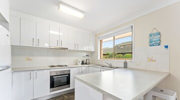 Comfort Villa, 2 bedroom | Private kitchen | Fridge, microwave, oven, stovetop