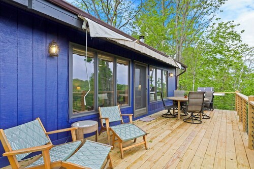 Modern, Private, Quiet, Long Range Views Cabin, Walk to Beech Mountain Club