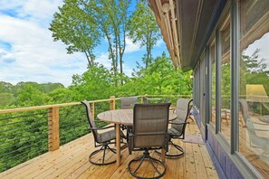 Outdoor dining - Modern, Private, Quiet, Long Range Views Cabin, Walk to Beech Mountain Club (Beech Mountain)